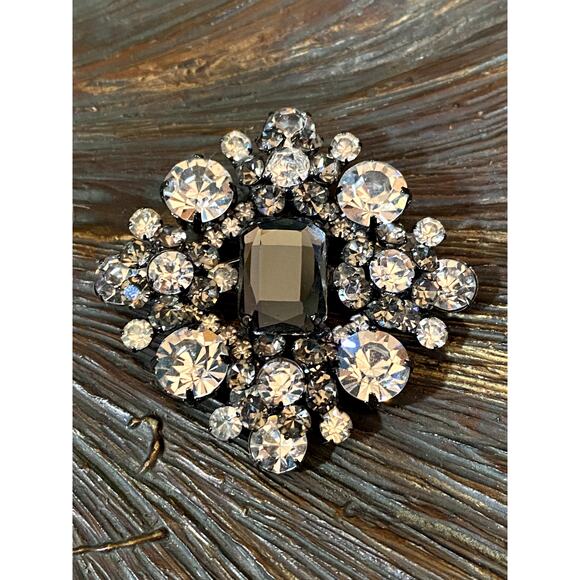 JULIANA, D & E, DELIZZA & ELSTER CLEAR & SMOKEY COLOR CENTER RHINESTONE BROOCH - Picture 1 of 4